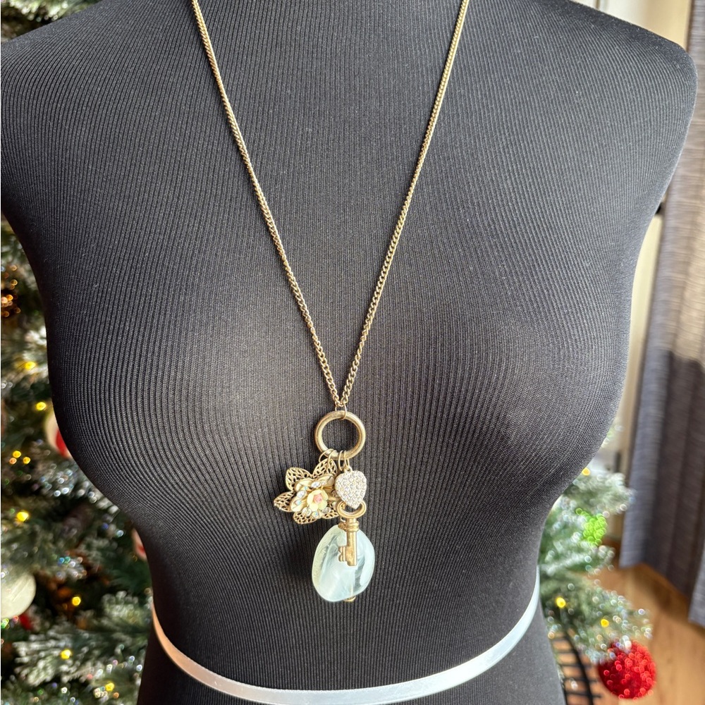 Elegant Gold and Blue Pendant Necklace